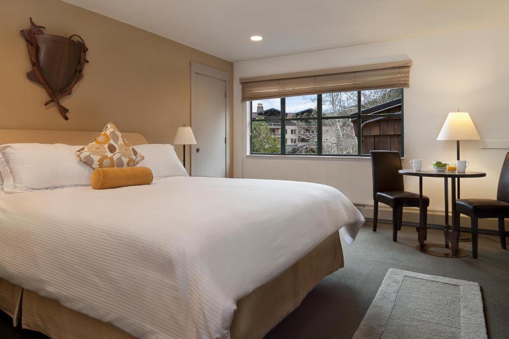 Superior King Room interior